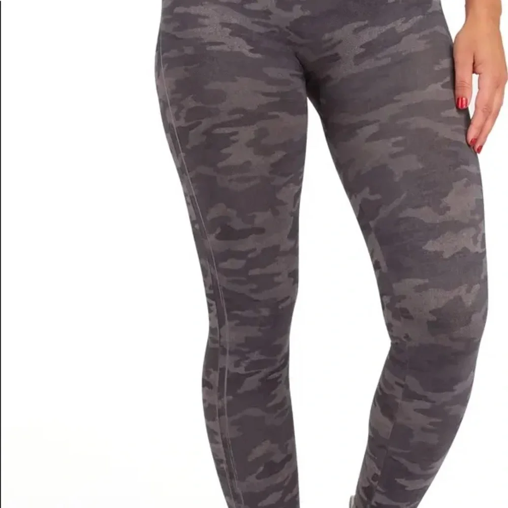 NWT SPANX Look at Me Now Seamless Camo Leggings Size: small (2-4)